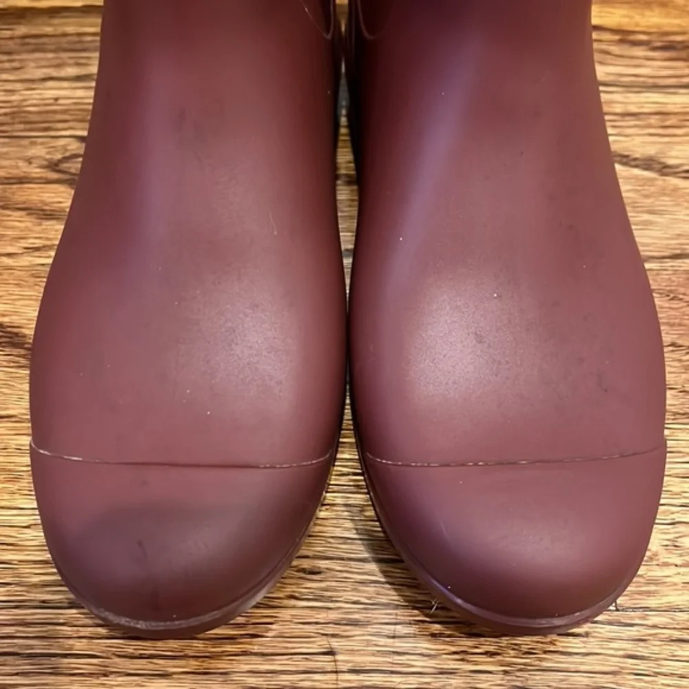 RARE UGG MAROON / CRIMSON RAIN BOOT WITH FLEECE LINED SOLE